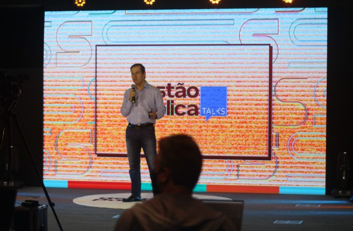 Homem no palco com microfone